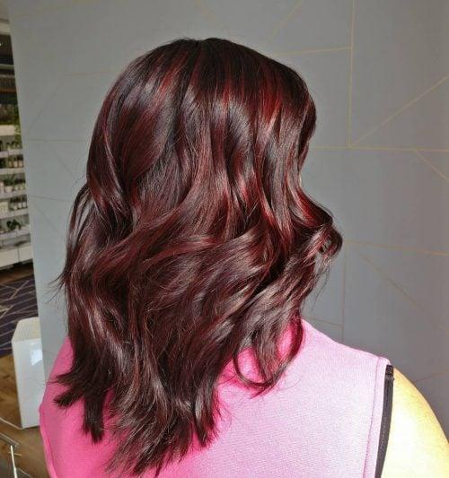 Schokoladenbraune Haare mit purpurroten Highlights