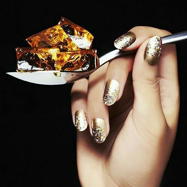 20 coole Chromnageldesign -Ideen Chromnägel mit Glitzer