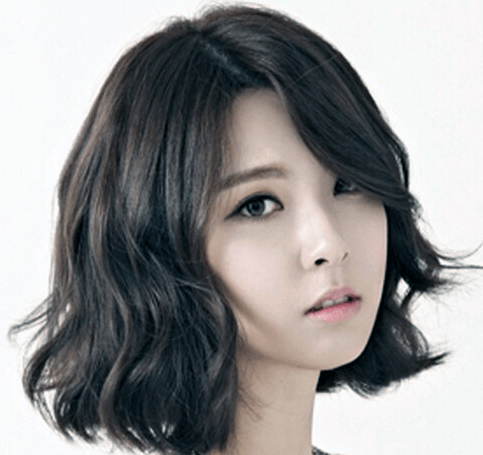 Klassischer unachtsamer langer Bob mit Pony