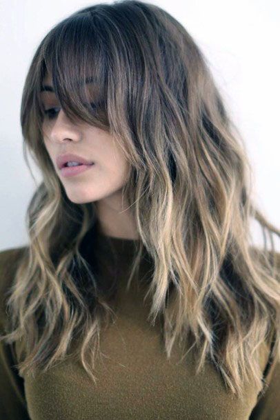 Klassische, abgehackte Balayage Frisur Frauen