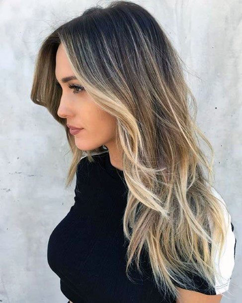 Klassische dunkel bis helle Balayage Frauen