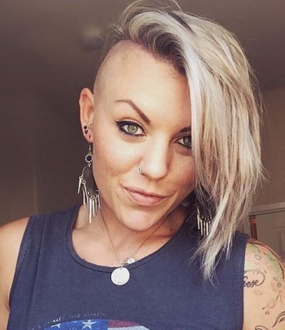 Saubere Seitenrasur, geschichtete Frisur