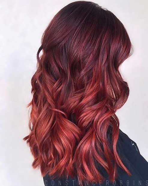 Burgund bis leuchtend rot Ombre Haare