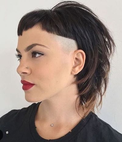 Eckrasierter, geschichteter Haarschnitt