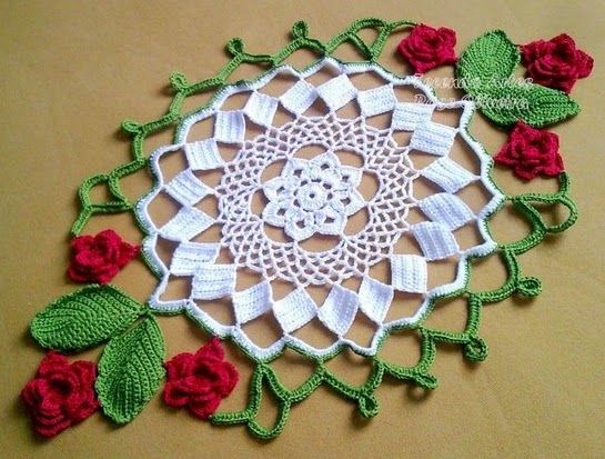 Häkelmittelstück, das sich in einen Blumenstrauß verwandelt 1