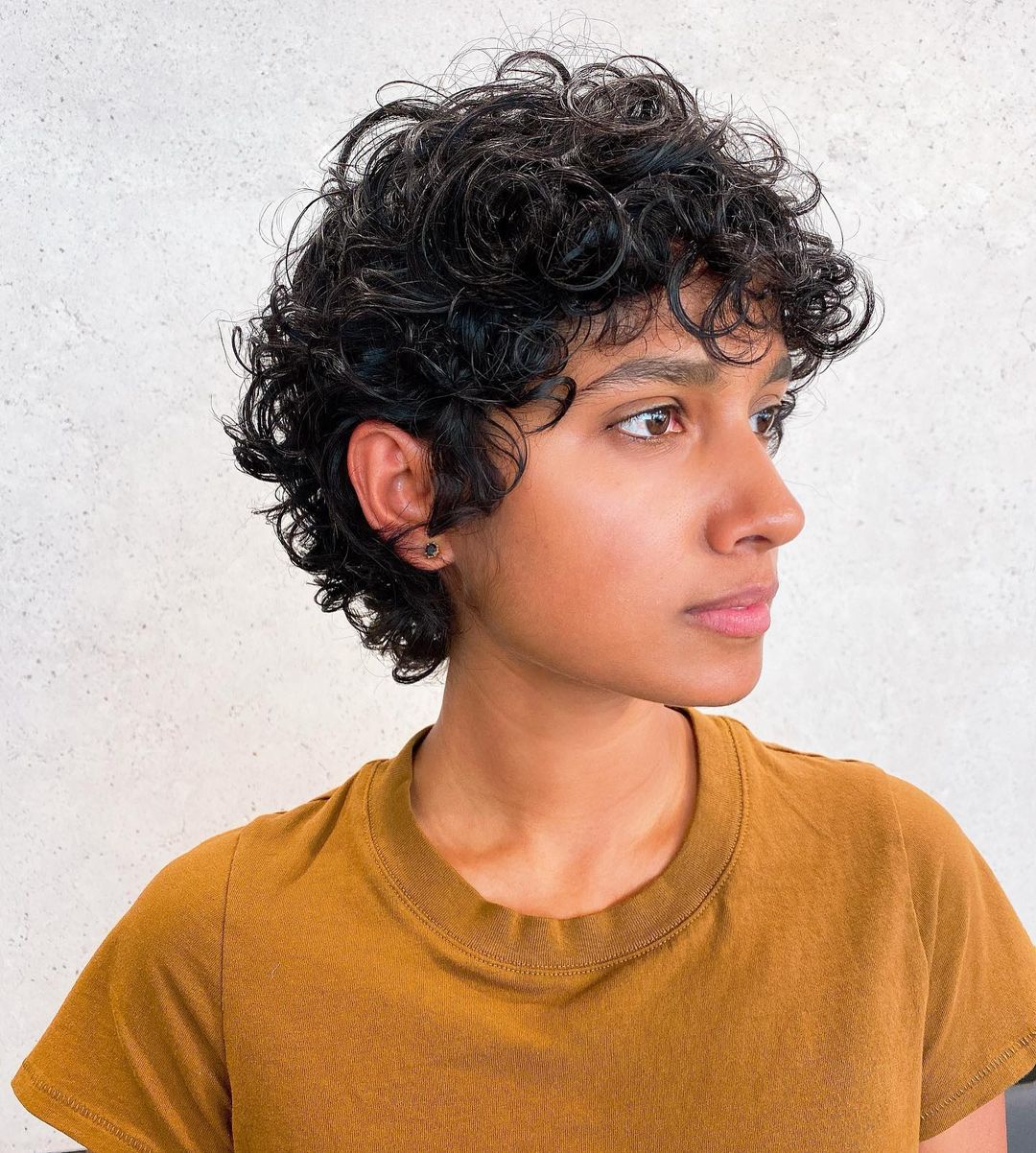 Curly Pixie Haircut mit Pony