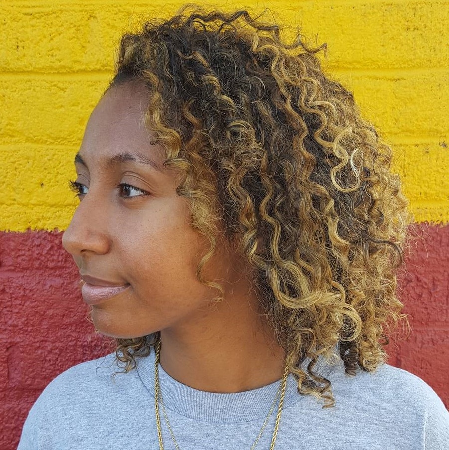 Niedliche einfache mittlere natürliche Frisur