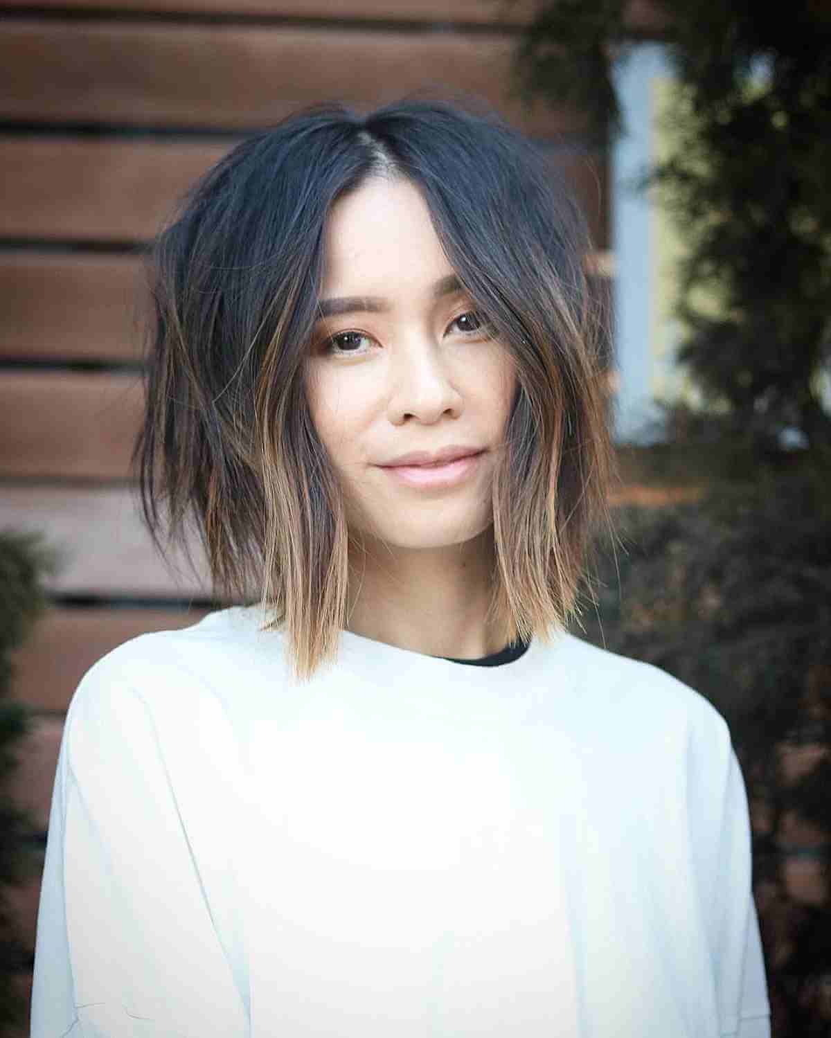 Dunkelbraunes Haar mit braunen Highlights und blonden Spitzen