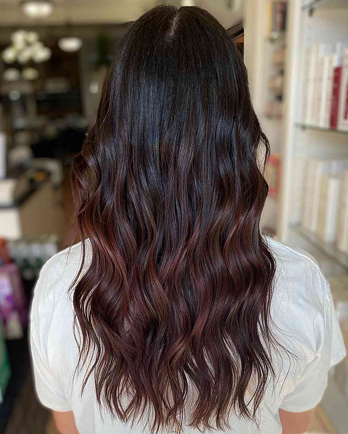Dunkle Schokoladenburgund-Balayage-Haare mit mittleren bis langen Strandwellen