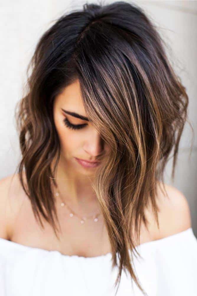 Tiefes Seitenteil schulterlange wellige Haare #messyhair #wavyhair #mediumhair