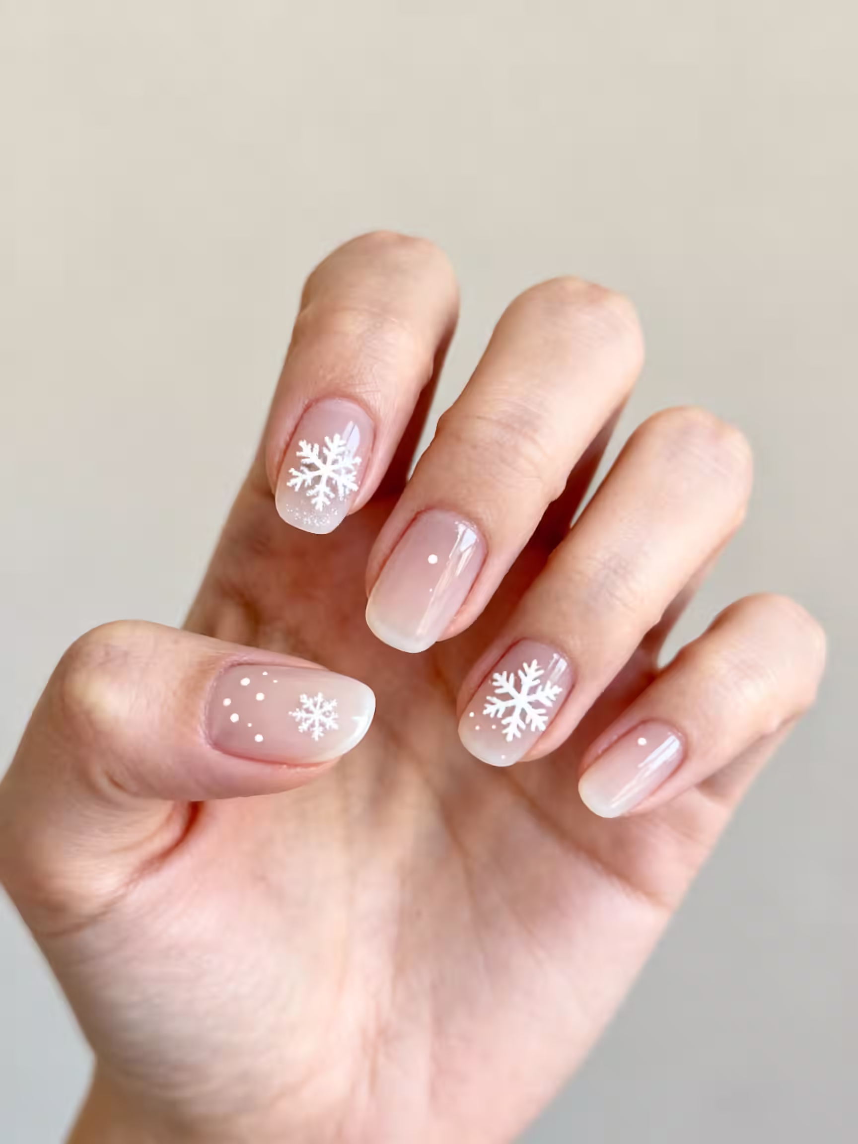 zarte minimalistische Schneeflocken-Nagelkunst