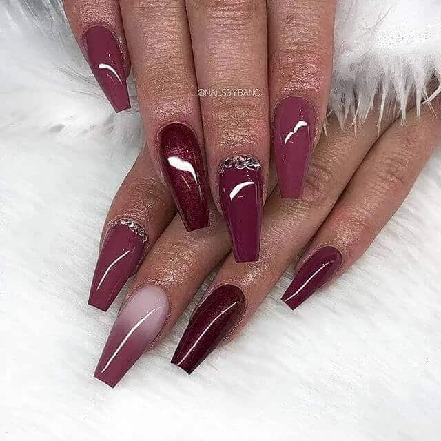 Verschiedene Töne von Burgund -Nägeln mit Multicolor -Mani