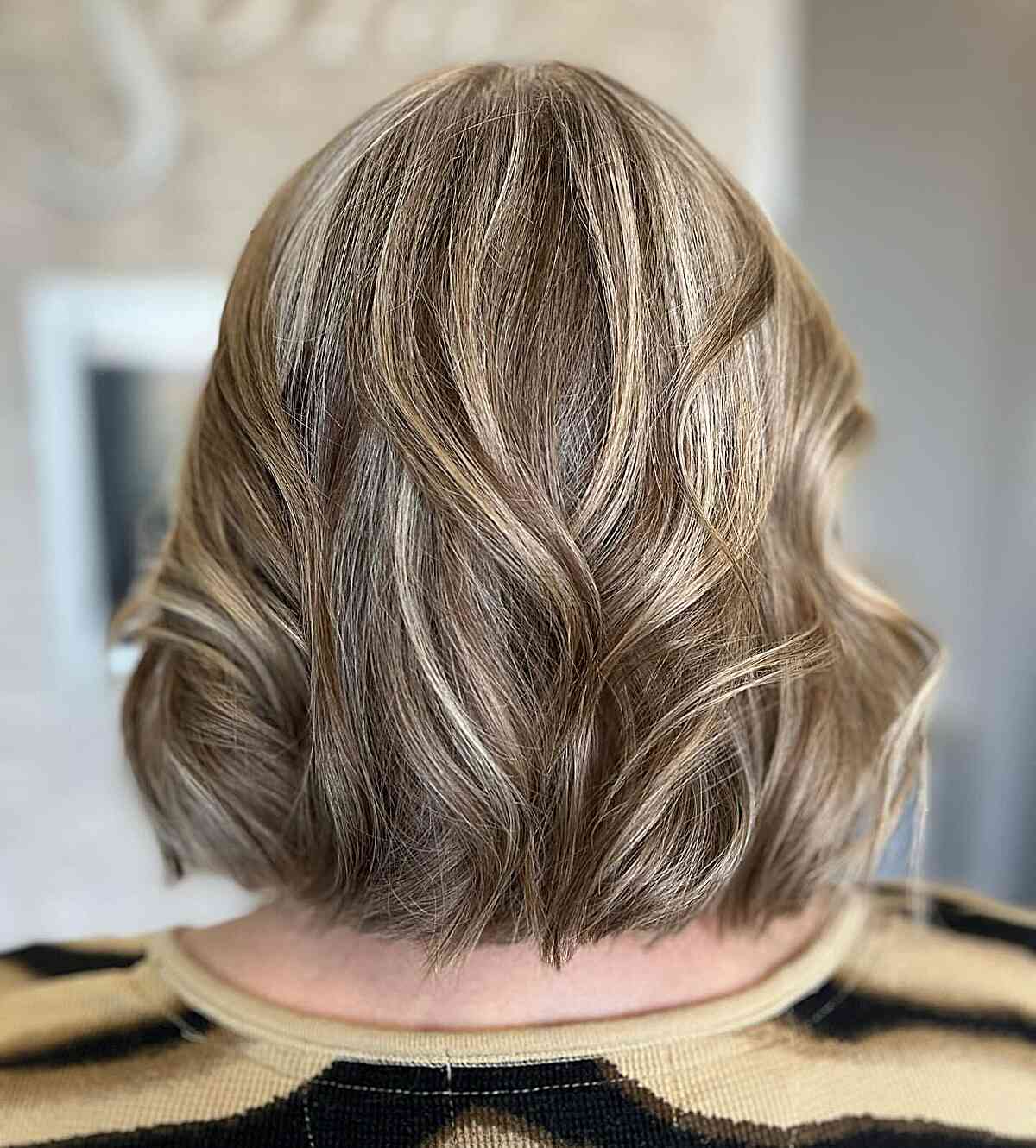 Dimensional Brown Lob mit subtilen Spülwasserblondeinheber