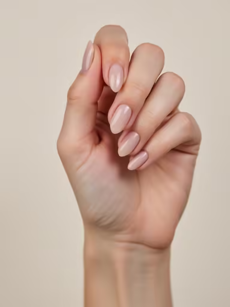 Mühelose, polierte, durchscheinende Nude-Maniküre