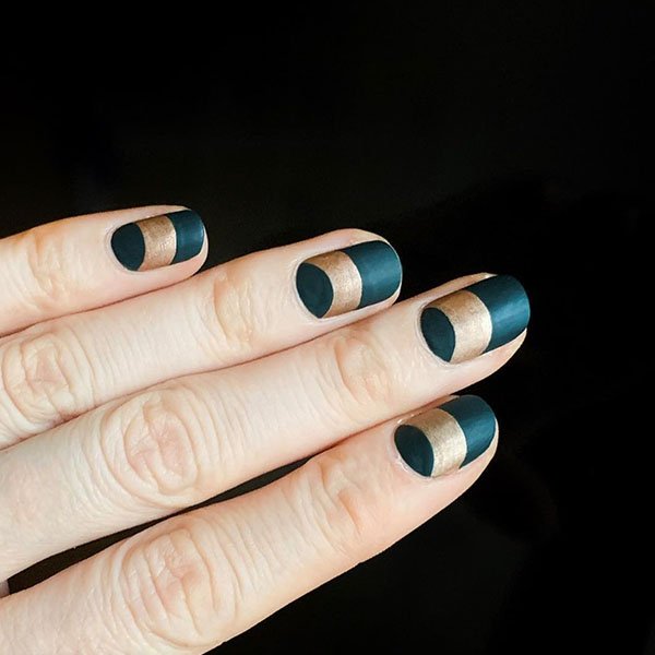 Elegante grüne und goldene Nägel