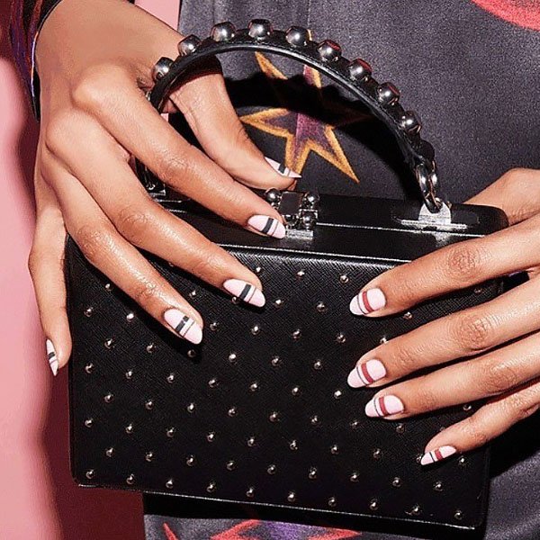 Eleganter Streifen Nageldesign