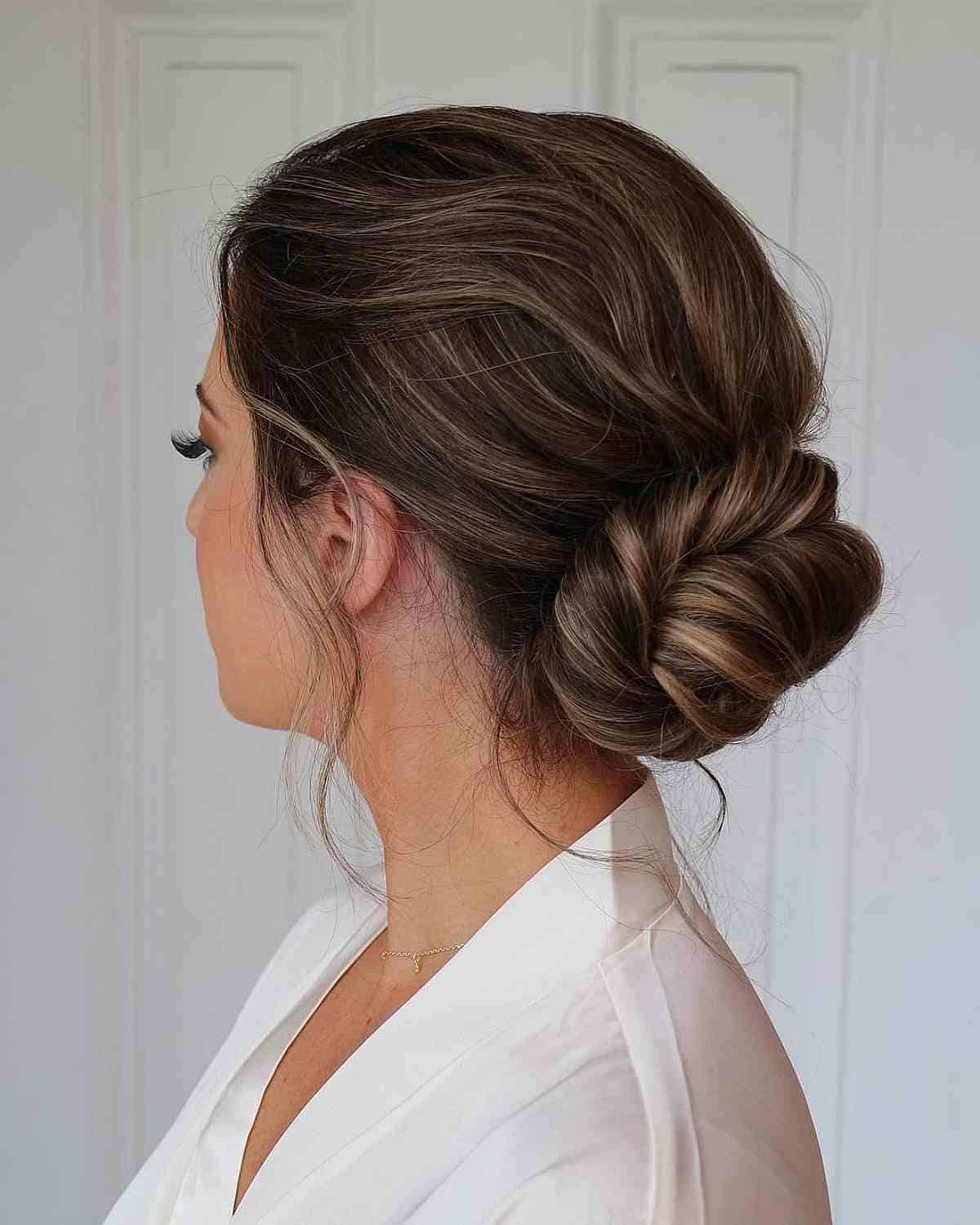 Elegante Twisted Bun -Idee für eine Hochzeit