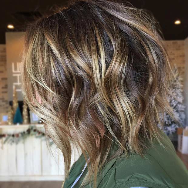 Braune strukturierte Bob mit goldenen Balayage -Highlights