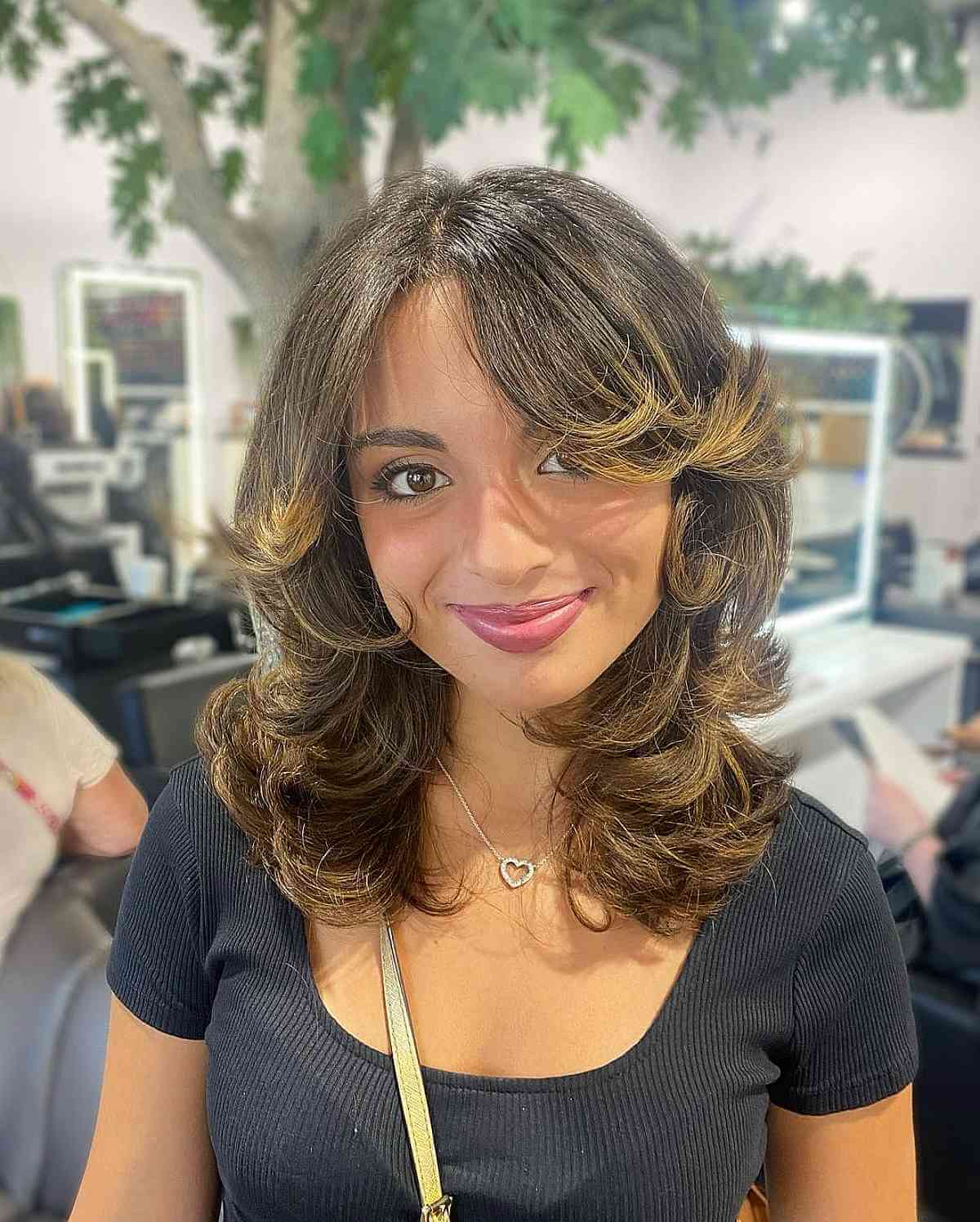 33 feinste Federfrisuren: Kultige 70er-Jahre-Styles neu interpretiert Gefiederte Schichten auf mittellangem Haar