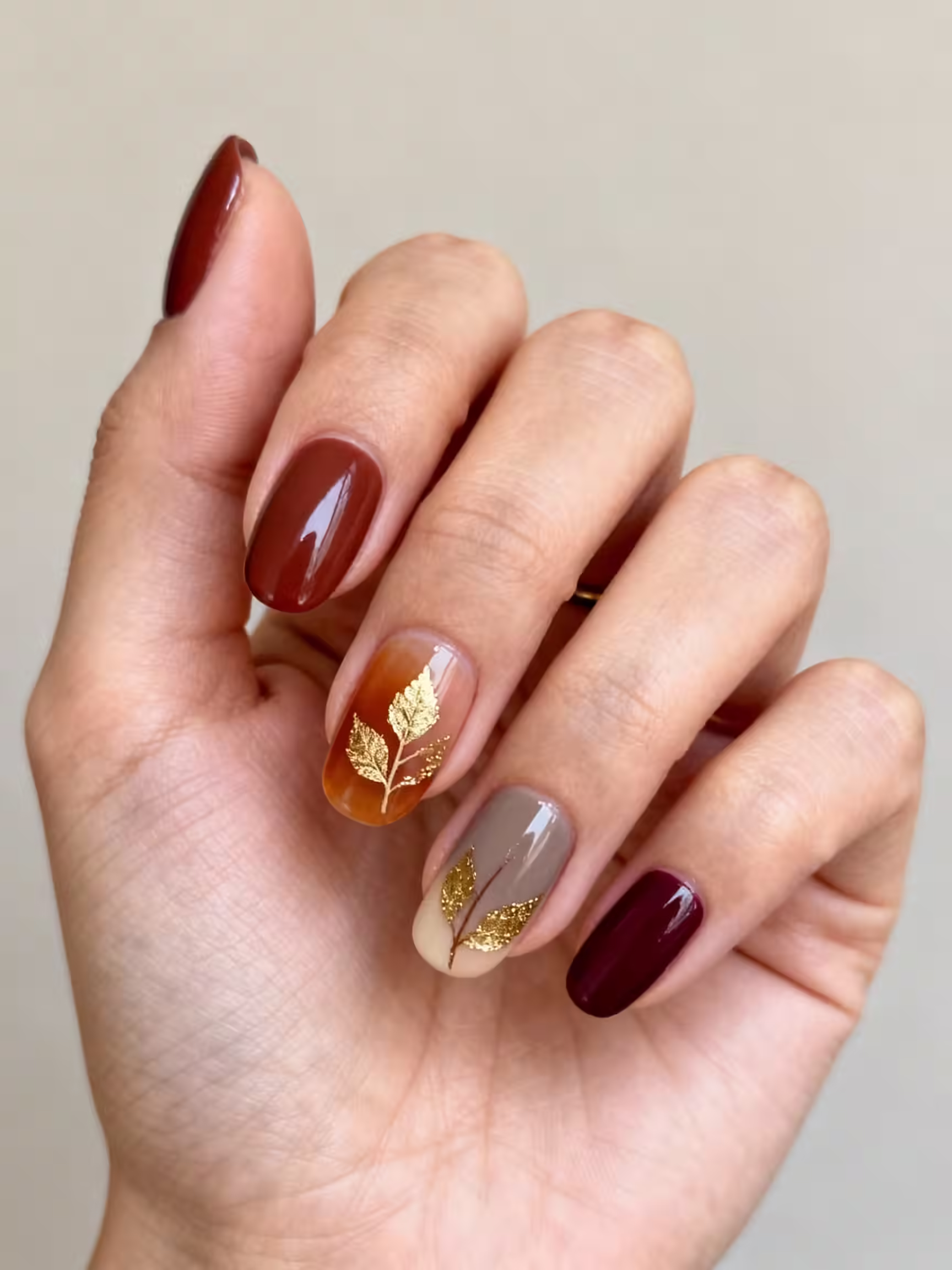 Akzente aus vergoldeter Goldfolie