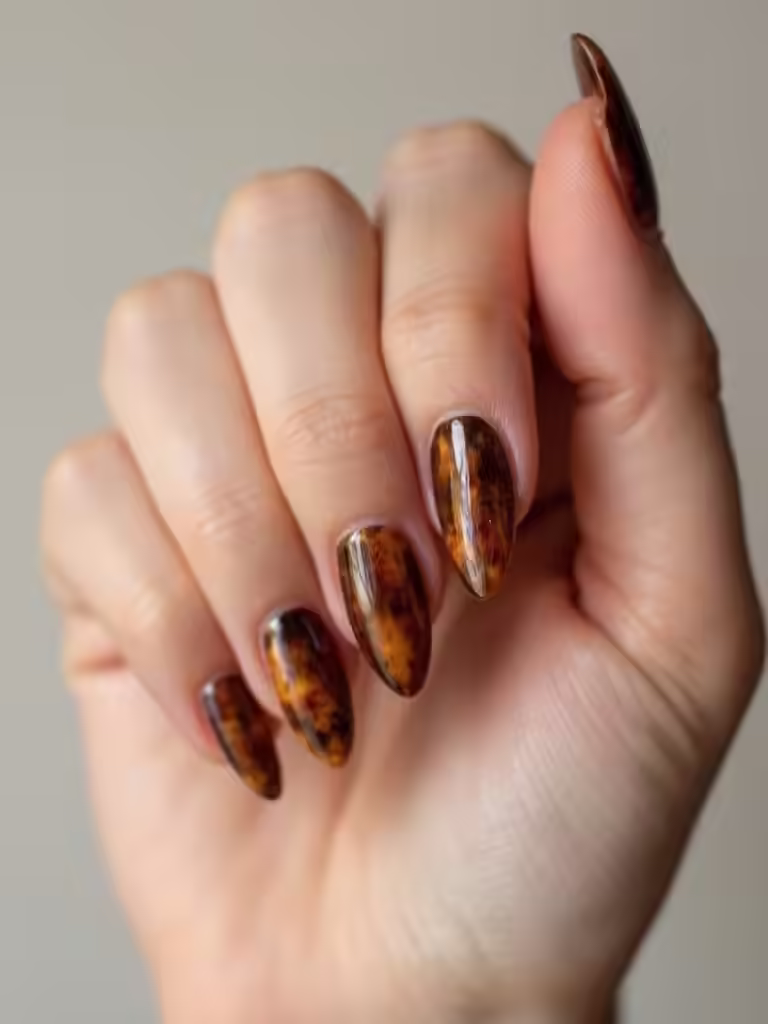 Glänzende Karamell-Espresso-Schildpatt-Nägel