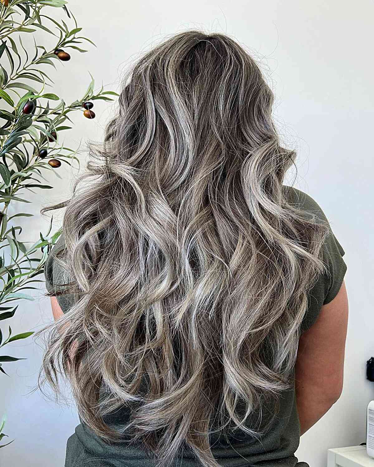 Wunderschöne, geschichtete aschblonde Balayage für Frauen mit dickem, langem Haar