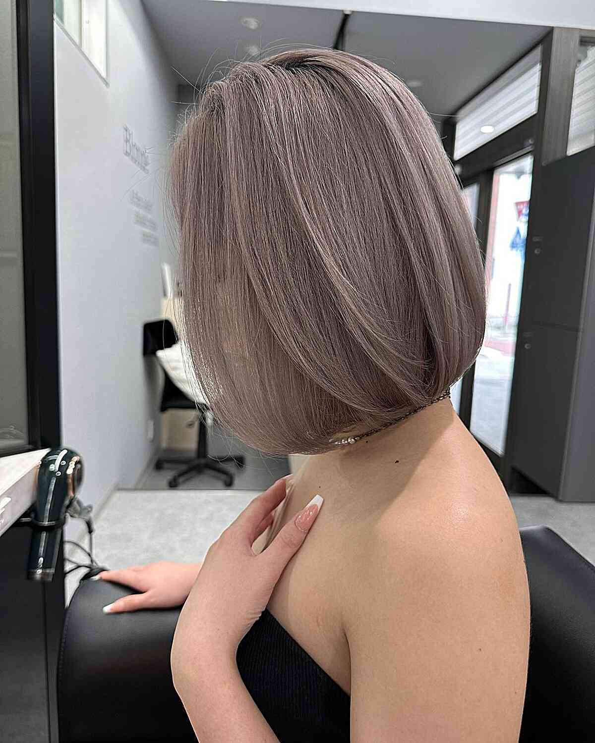 Grayish Ash Blonde Balayage für Damen mit kurzer gerader Haare