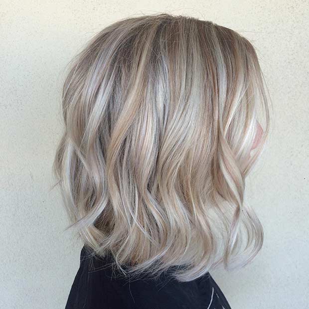 Blonde düstere Lob mit weichen Wellen