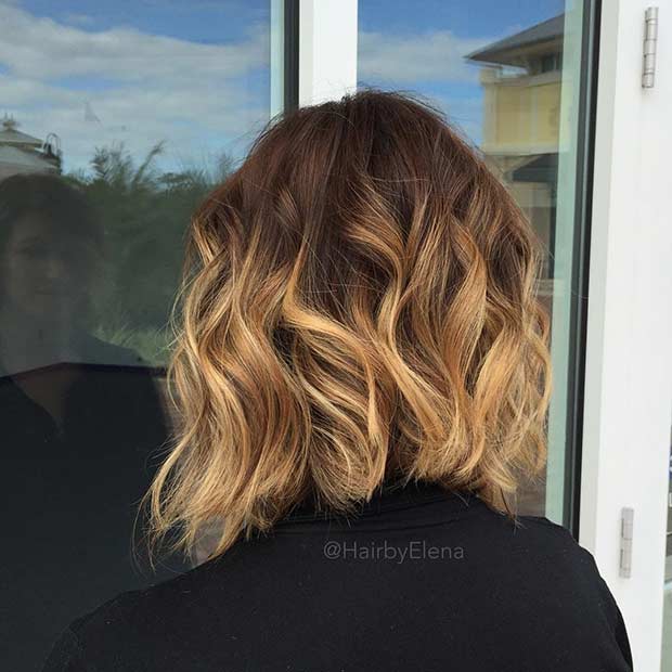 Curly abgewinkelter Lob mit Karamell -Highlights