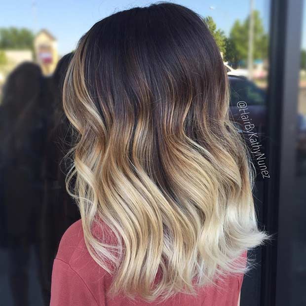 Blonde Balayage Ombre auf dunkel mittelgroßer Haare