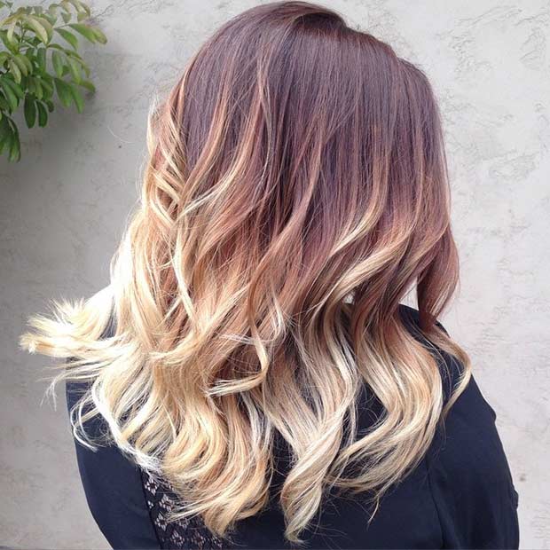 Kastanien- und blonde Balayage -Haare