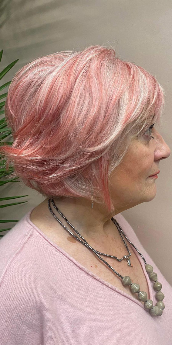 Pink Haarfarbe für Frauen über 60, Bob -Haarschnitte für Frauen über 60, geschichtete Bob -Frisur für Frauen über 60, geschichtete Bob -Haarschnitt für Frauen über 60, Bixie -Haarschnitte für Frauen über 60, kurze Frisuren für Frauen über 60