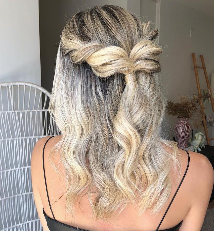 Die halbe halbe runter wellige Pferdeschwanz