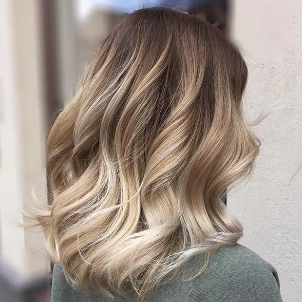 Blonde Balayage Lob mit Strandwellen