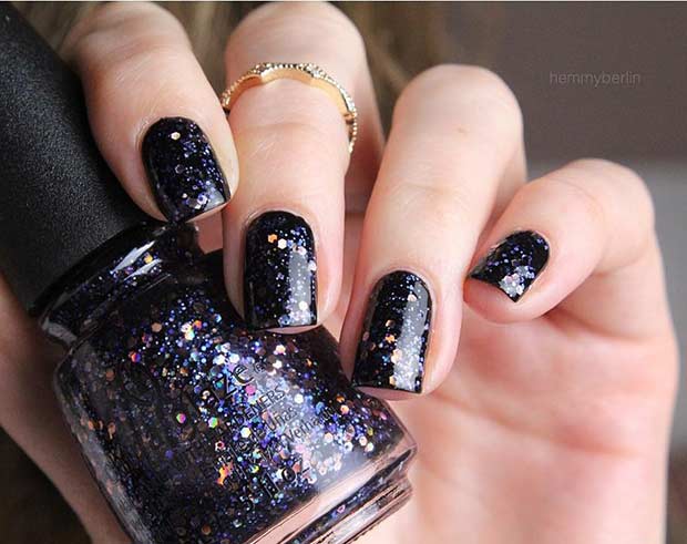 Schwarzes Glitzernageldesign