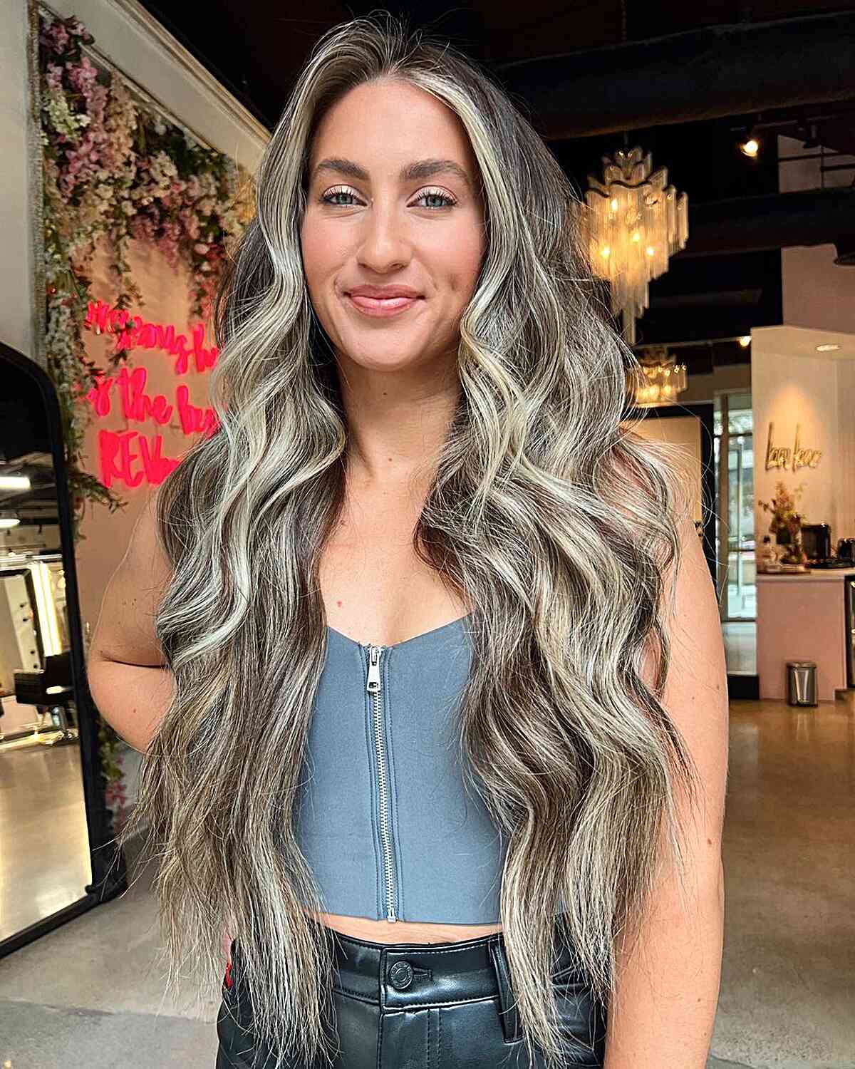 Mit hohem kontrastisches spaltwasserblondes Balayage für sehr lange Haare