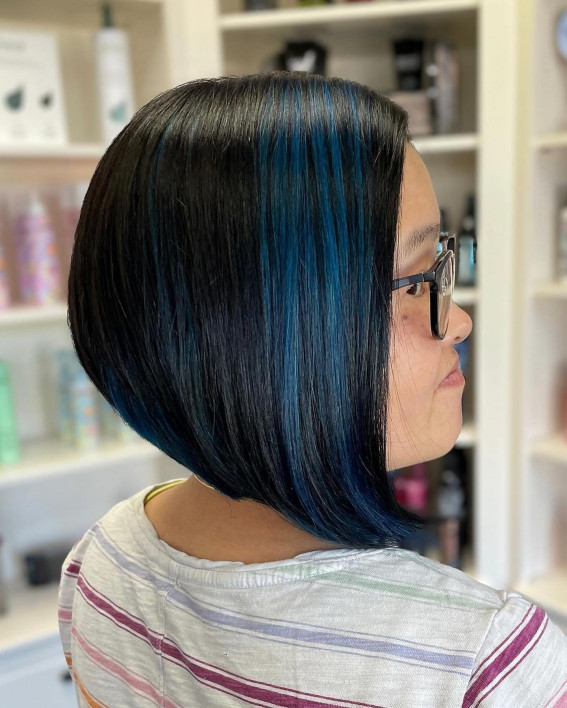 Umgekehrter Bob mit blauen Highlights, geschichteten umgekehrten Bob, umgekehrten Bob, umgekehrter Bob -Haarschnitt, umgekehrte Bob -Haarschnitte