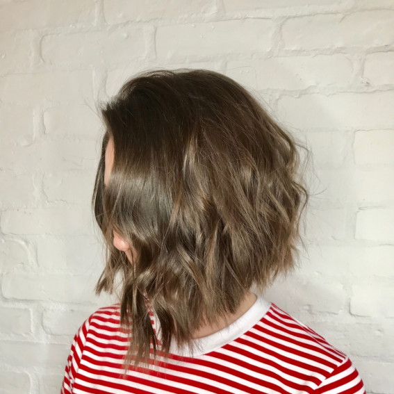 Wellenwellige umgekehrte Bob, geschichtete umgekehrte Bob, umgekehrter Bob, umgekehrter Bob -Haarschnitt, umgekehrte Bob -Haarschnitte