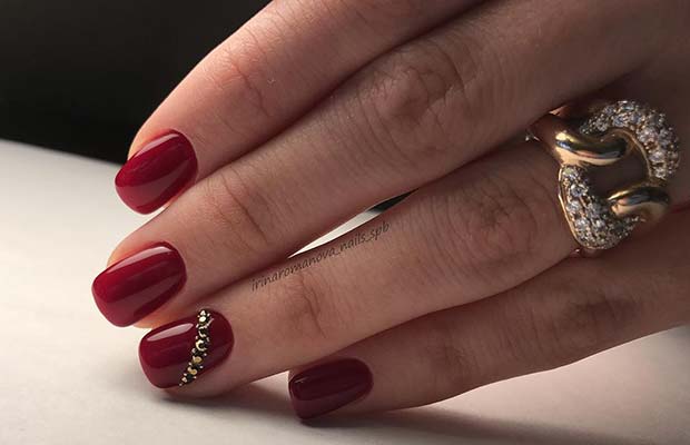 20 Nageldesign -Ideen perfekt für jede Jahreszeit perfekt Winterrot und goldene Nägel für Winternagelidee