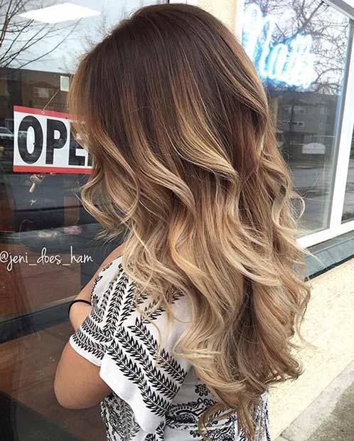 Blonde Balayage hebt brünette Haare hervor