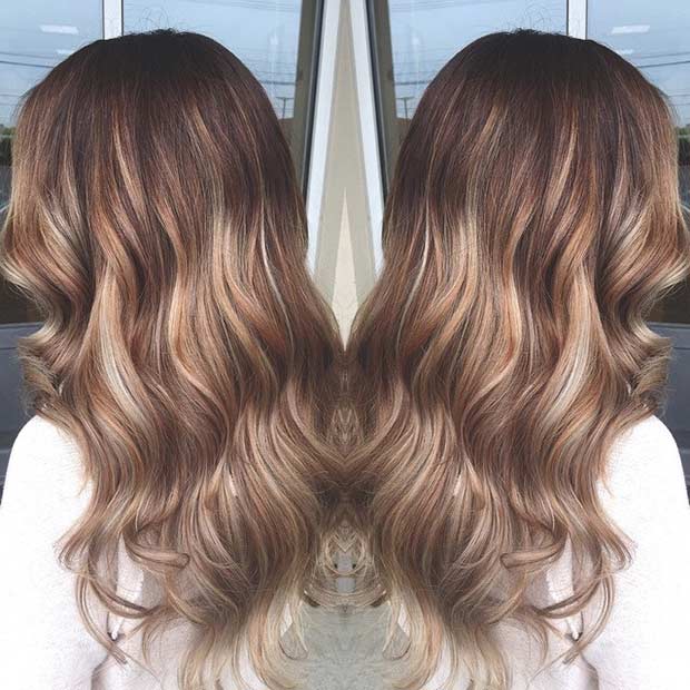 Weiche blonde Balayage -Highlights auf langem Haar