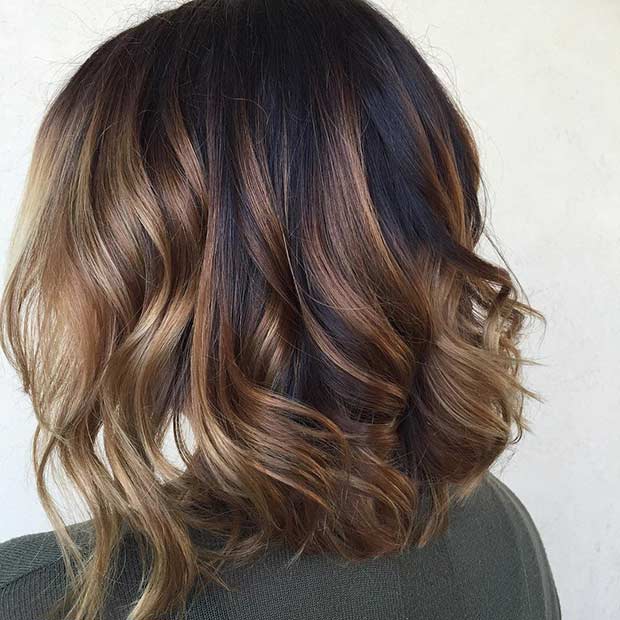 Curly Lob mit Karamell -Balayage -Highlights