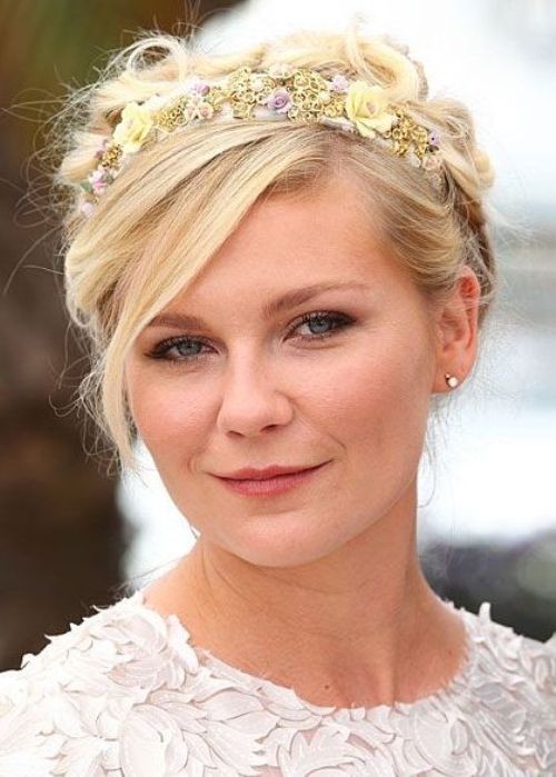 Kirsten Dunst Short Frisur: Lose Crown Braid Hochsteckfrisur mit Stirnband