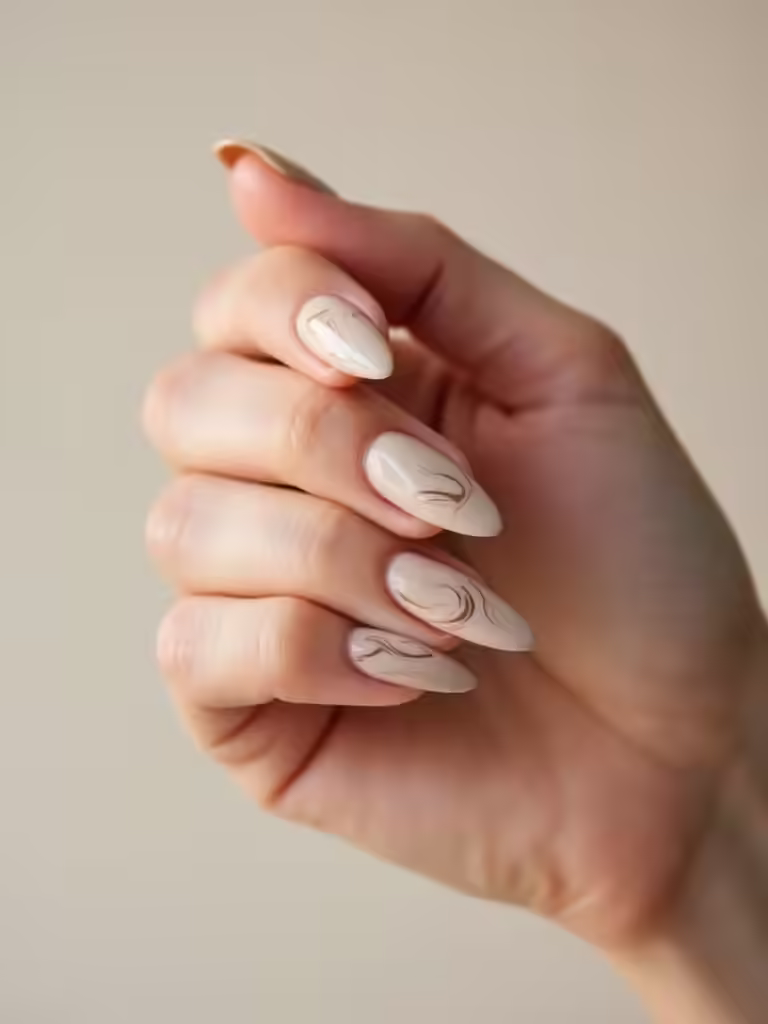 Von Latte inspirierte, cremig marmorierte Nägel