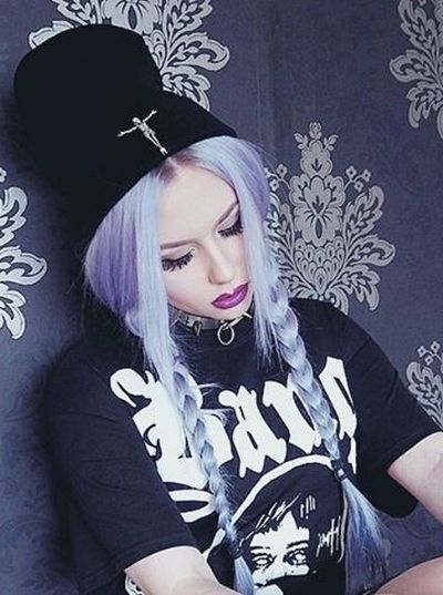 Lavendelhaar mit doppelten Zöpfen