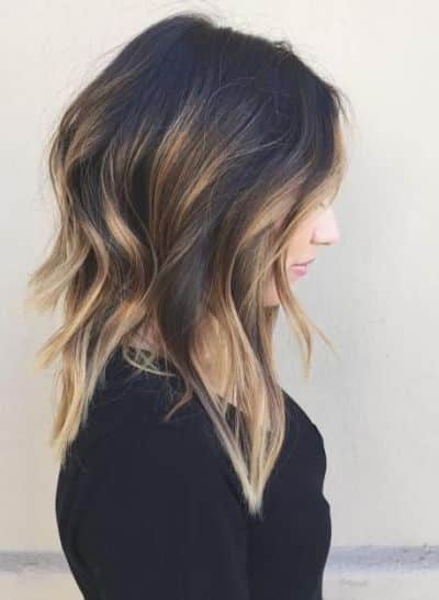 Stufenhaarschnitt mit Karamell-Balayage