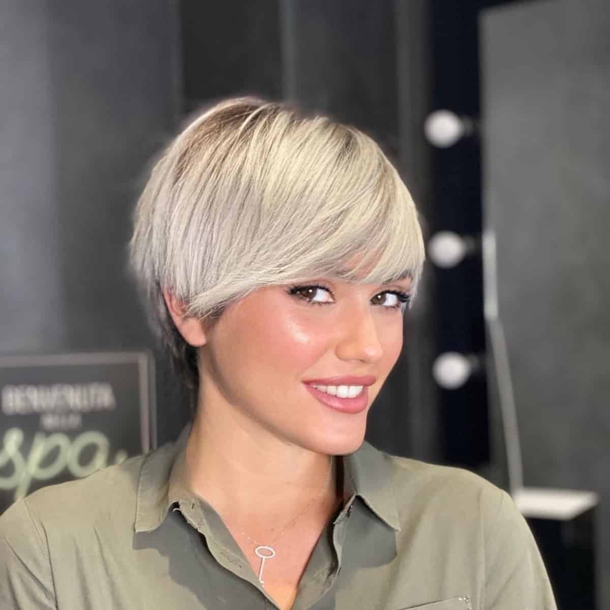 Leichte blonde Pixie für kurze Frauen