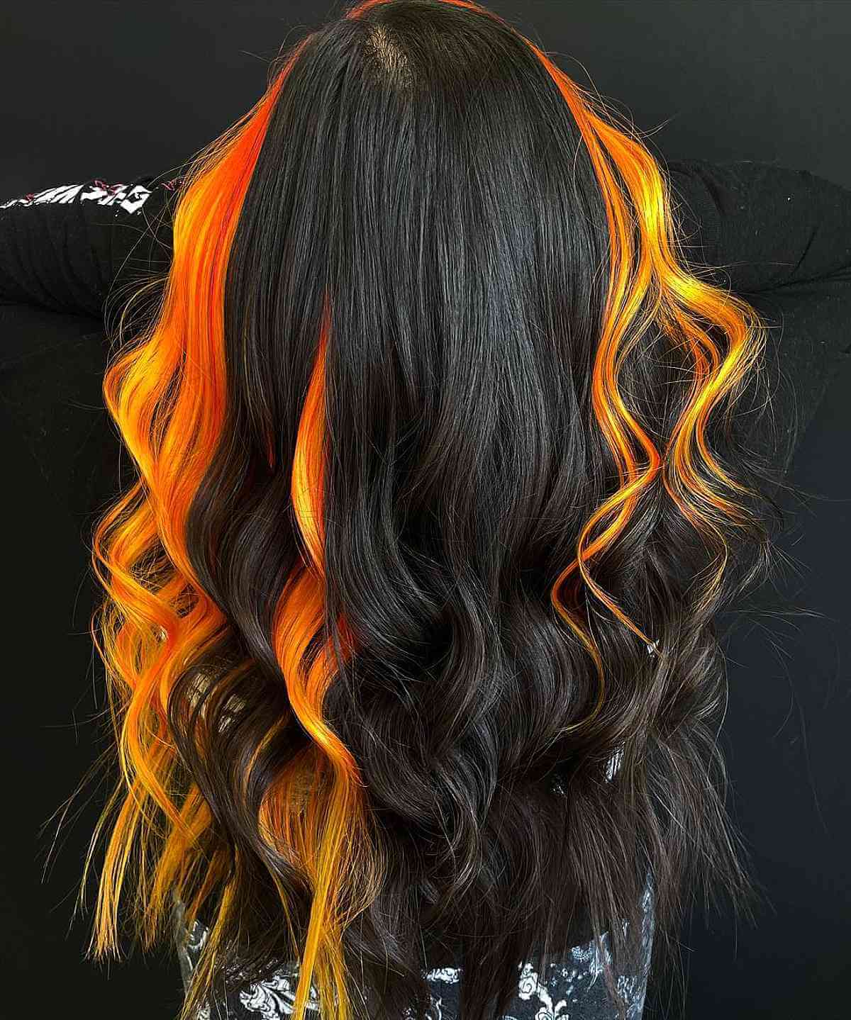 Lange schwarze Haare mit kräftigen gelben Highlights