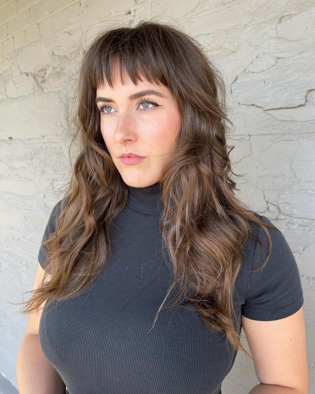 Langer vorderer geschichtter Schnitt für dünne Haare mit wispy Pony