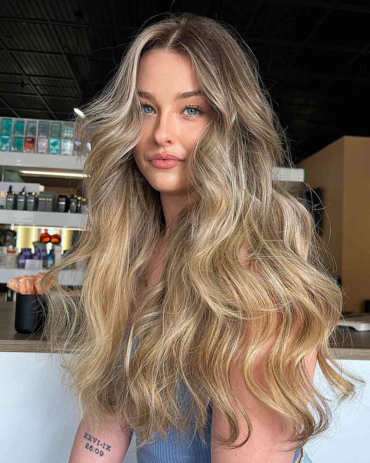 Langlange spaltwasserblonde Haare mit Wurzelschmelze